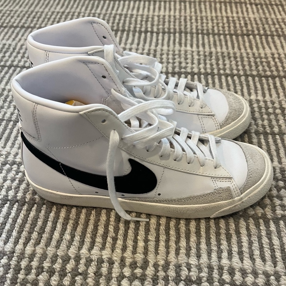 Nike Women’s Blazer Mid 77 Shoes